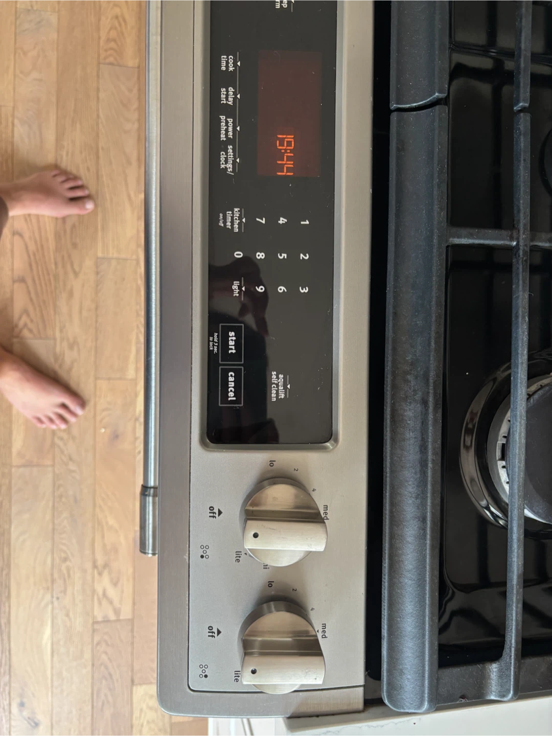 NEED TO GO TODAY Maytag MGS8800FZ1 30-inch gas range - photo 5