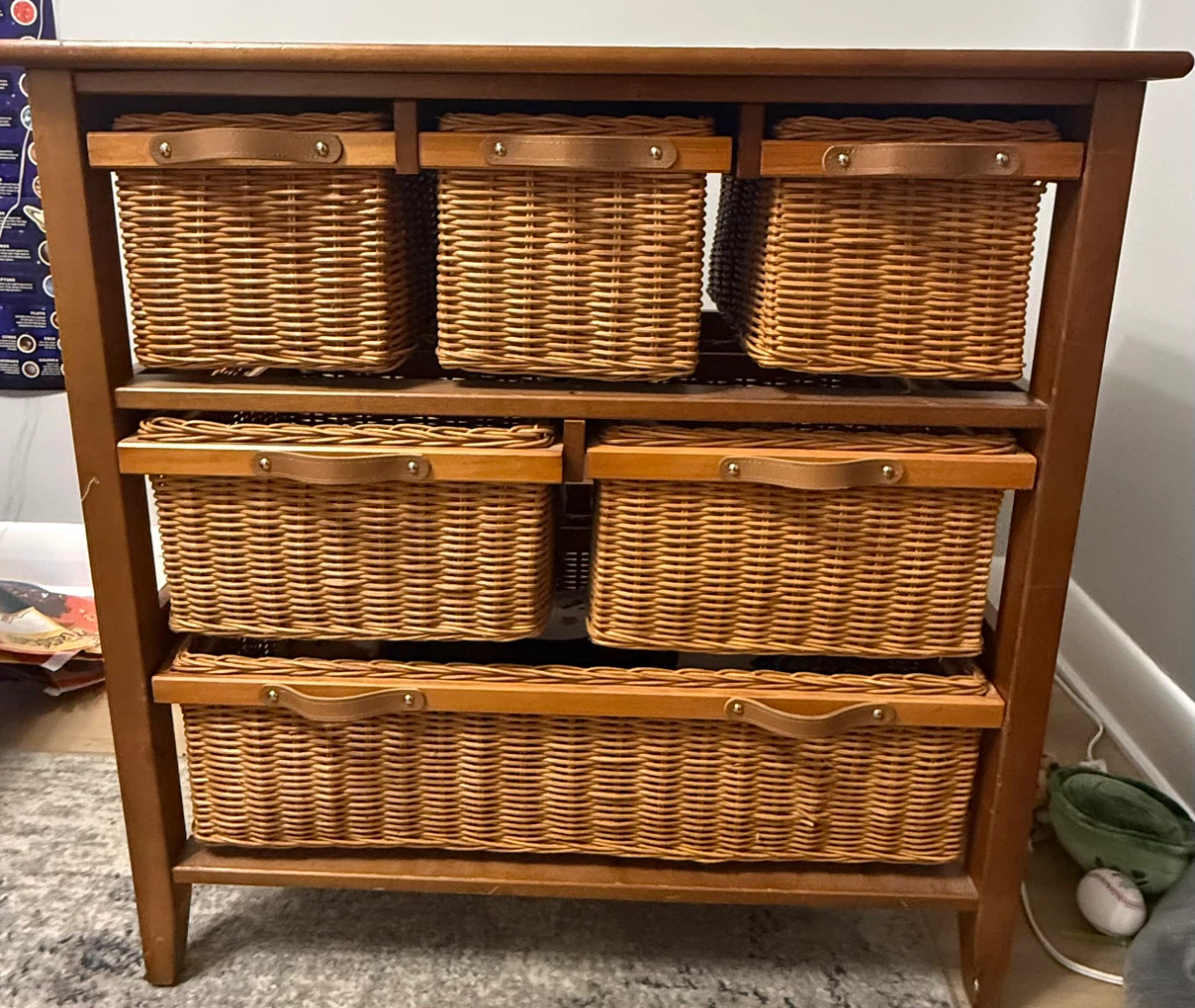 Wooden storage unit with woven baskets