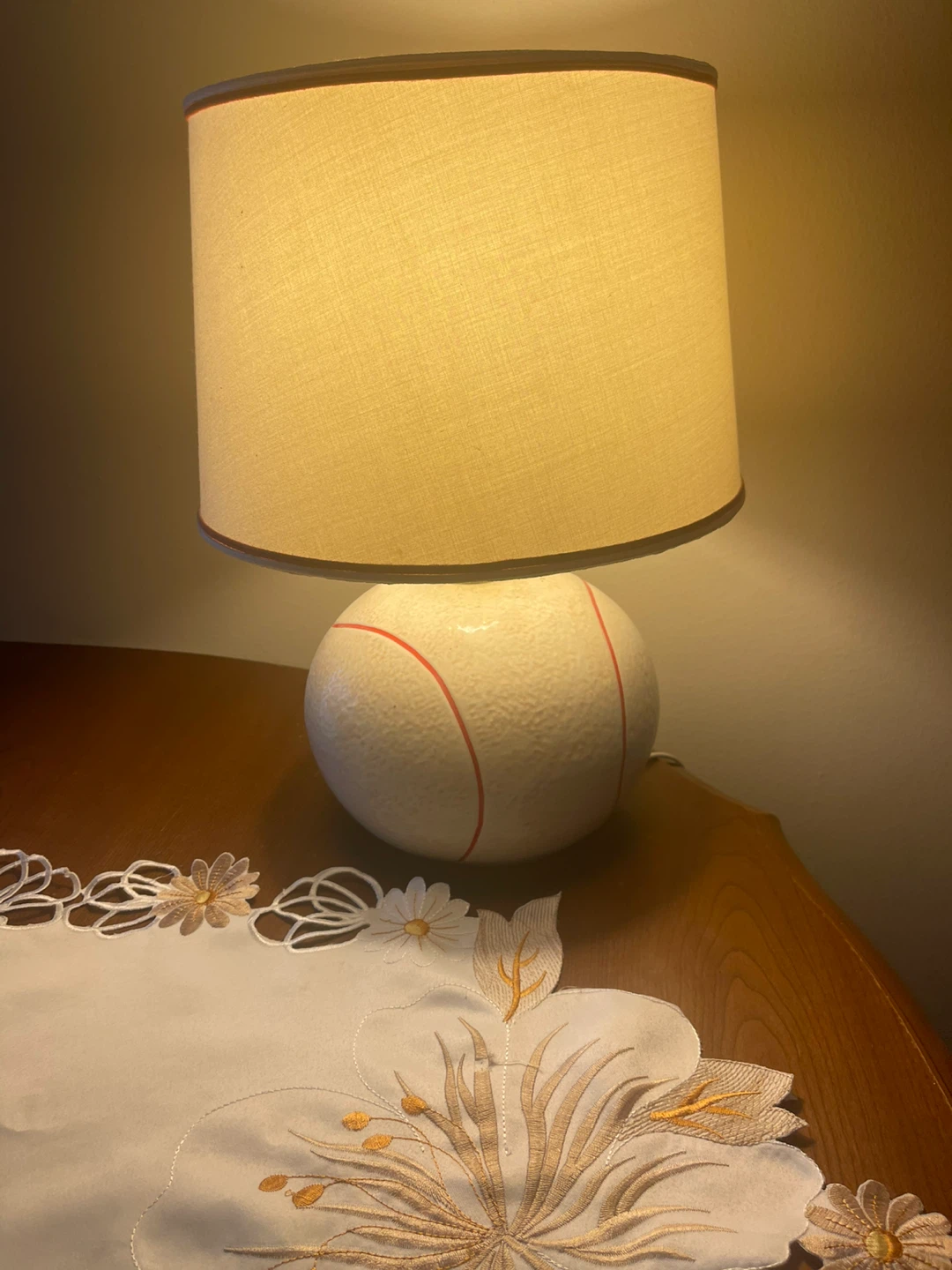 Baseball design table lamp