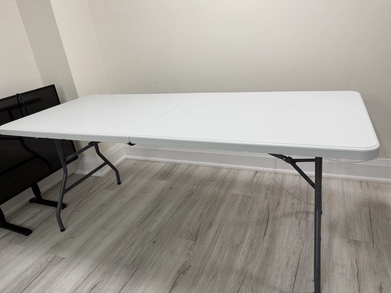 Folding table