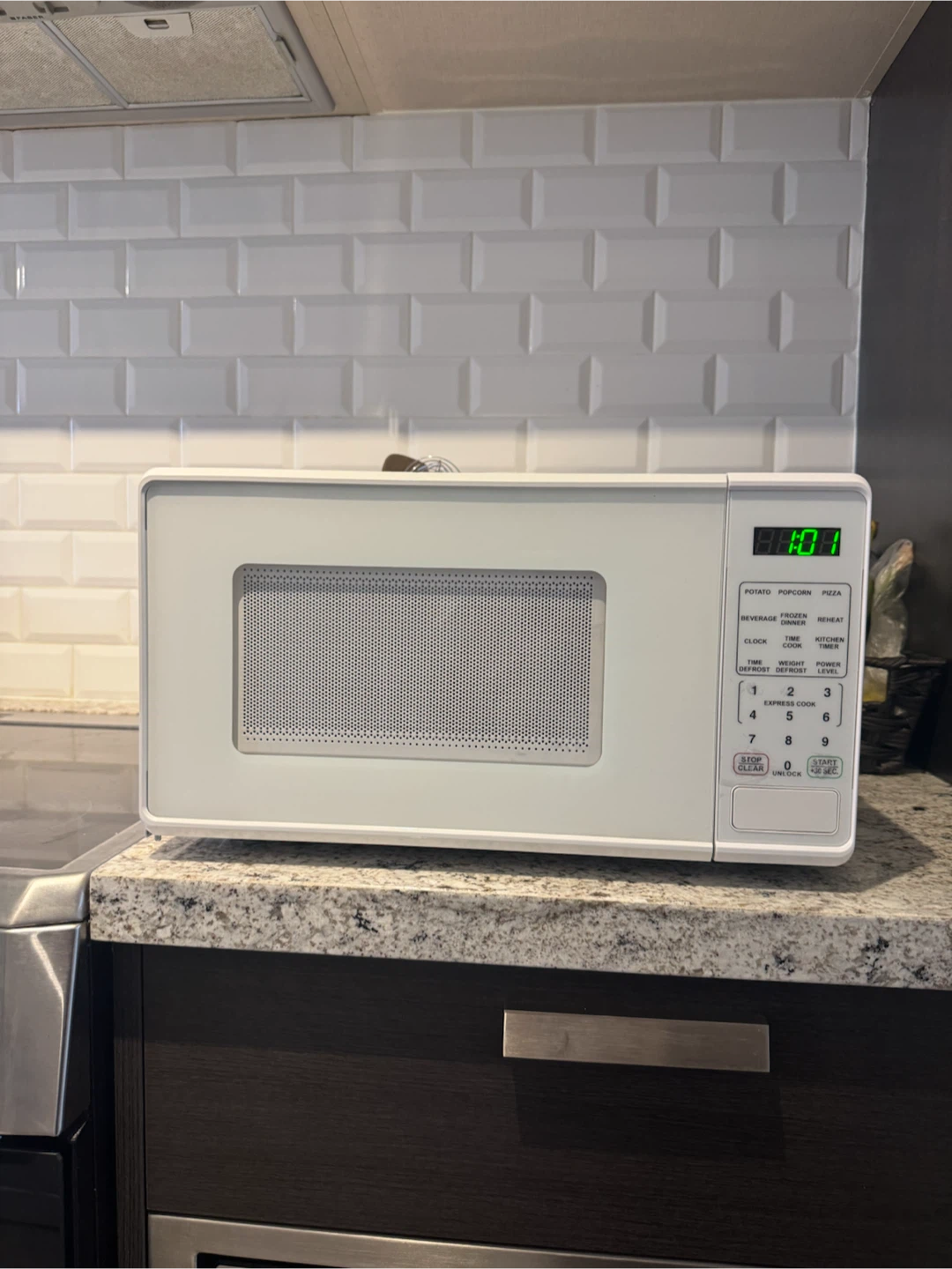 Like New Compact Microwave Oven - Mainstays 0.7 Cu ft 700 Watts