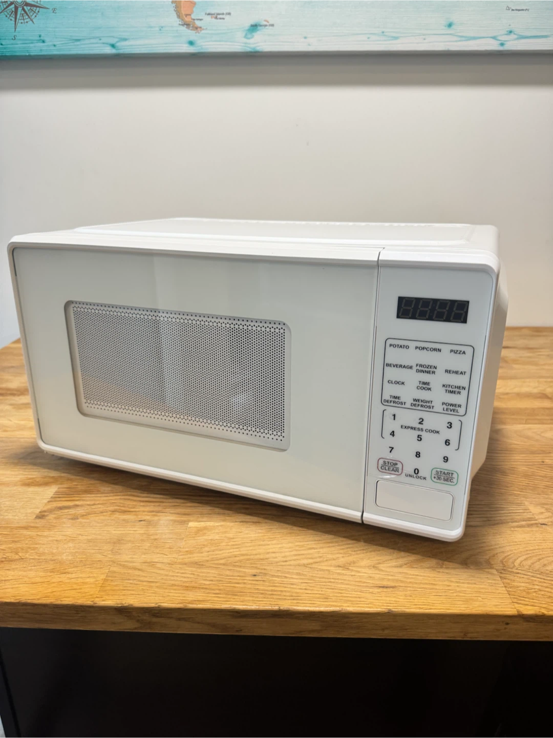 Like New Compact Microwave Oven - Mainstays 0.7 Cu ft 700 Watts - photo 3