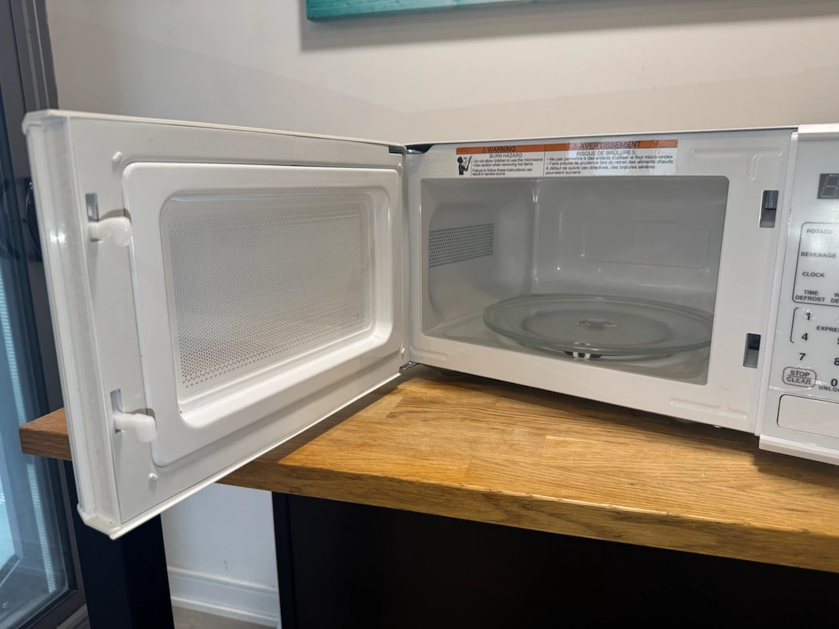 Like New Compact Microwave Oven - Mainstays 0.7 Cu ft 700 Watts - photo 4