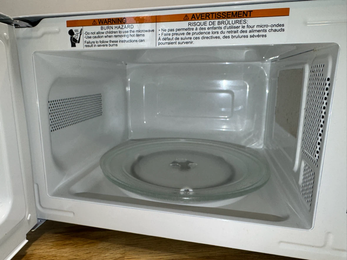 Like New Compact Microwave Oven - Mainstays 0.7 Cu ft 700 Watts - photo 5