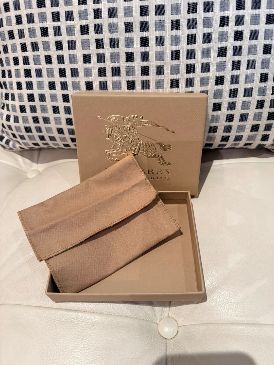 Burberry empty box with dust bag - photo 3