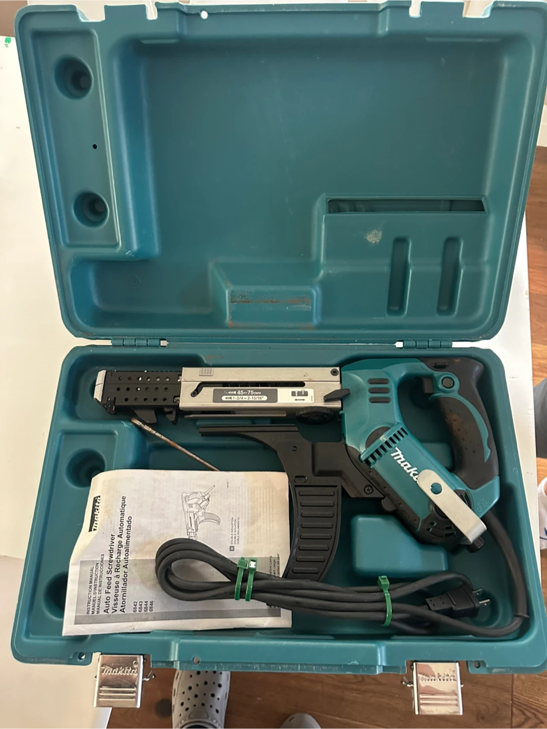 Auto feed screwdriver