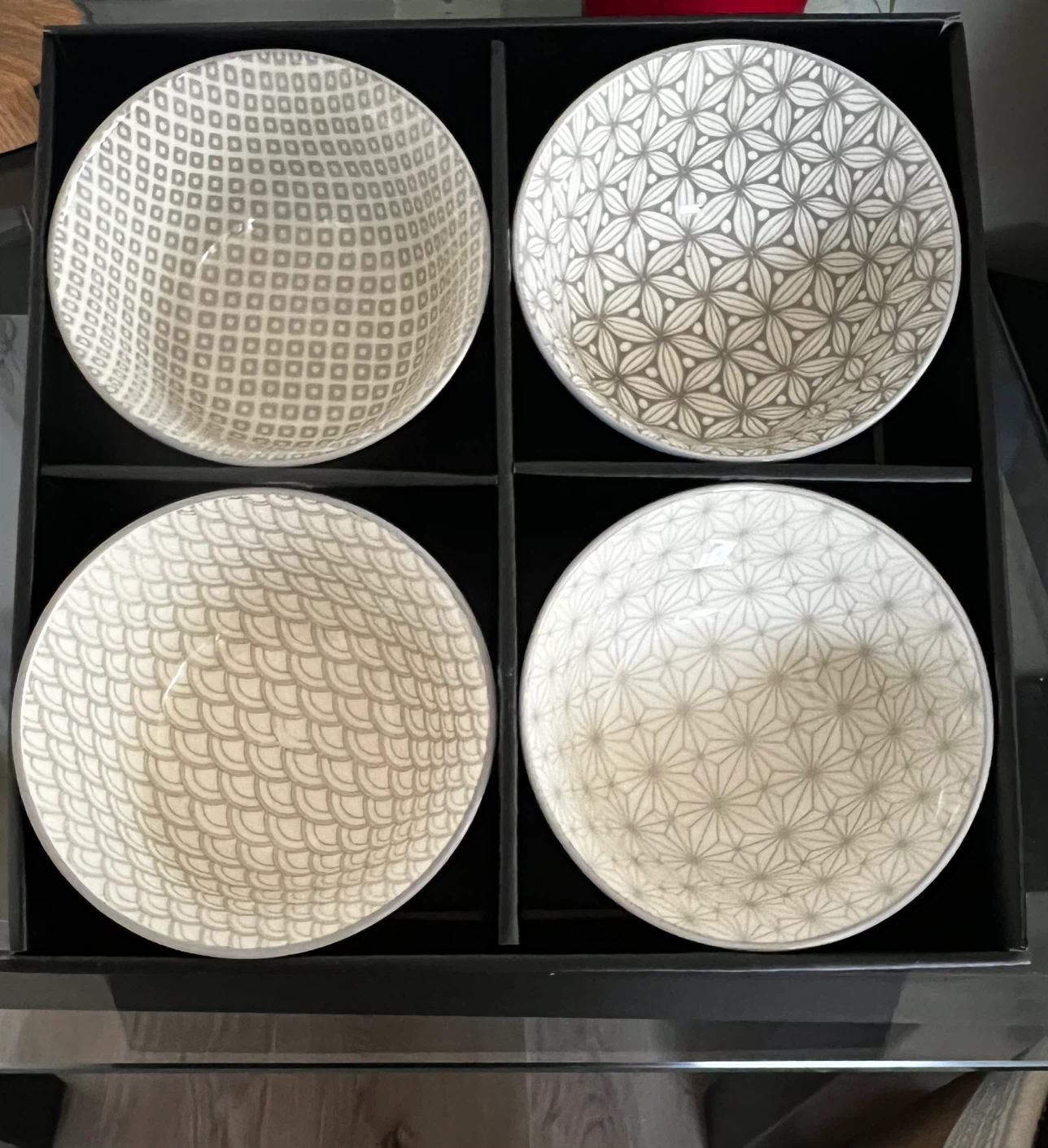 Set of 4 patterned ceramic bowls