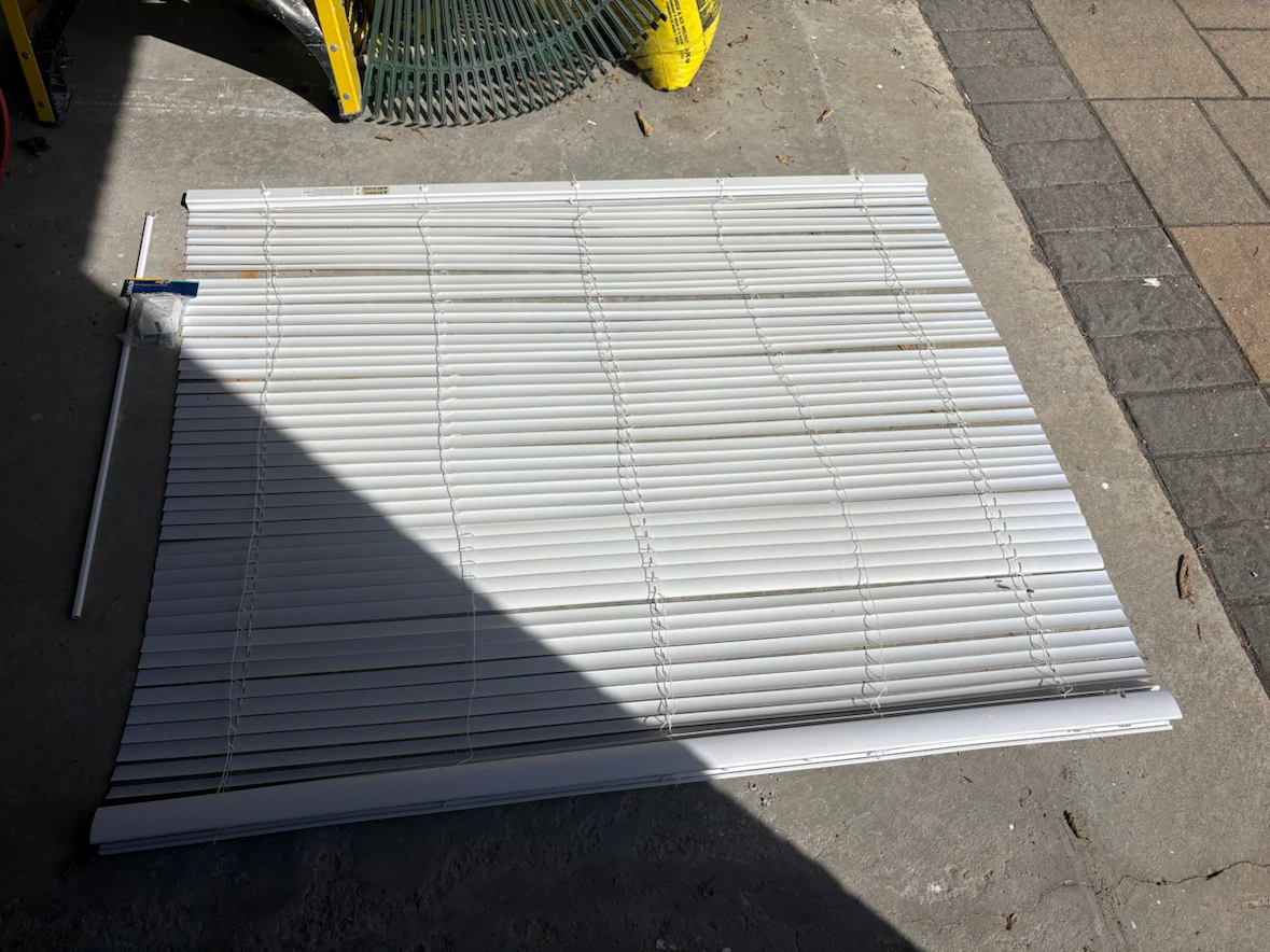 Levolor white window blinds - photo 2