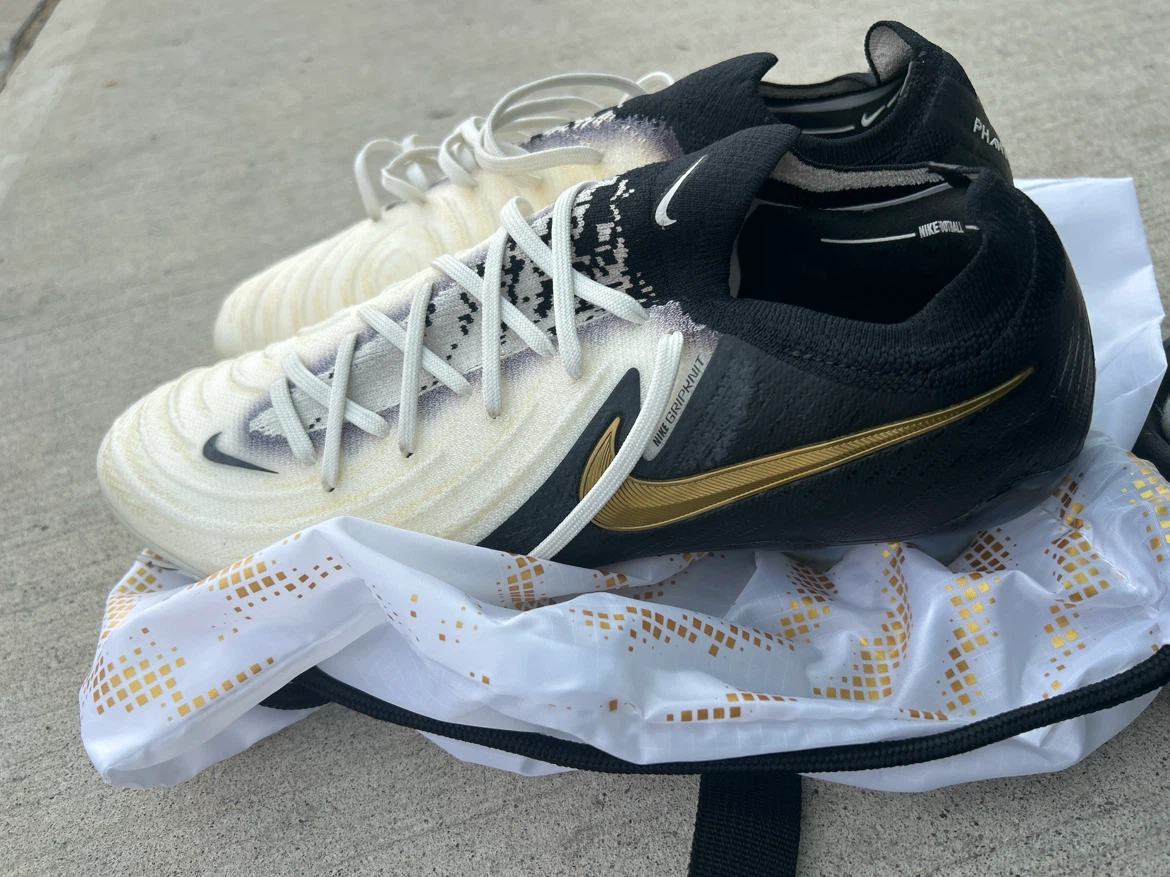 Nike Phantom Soccer Cleats