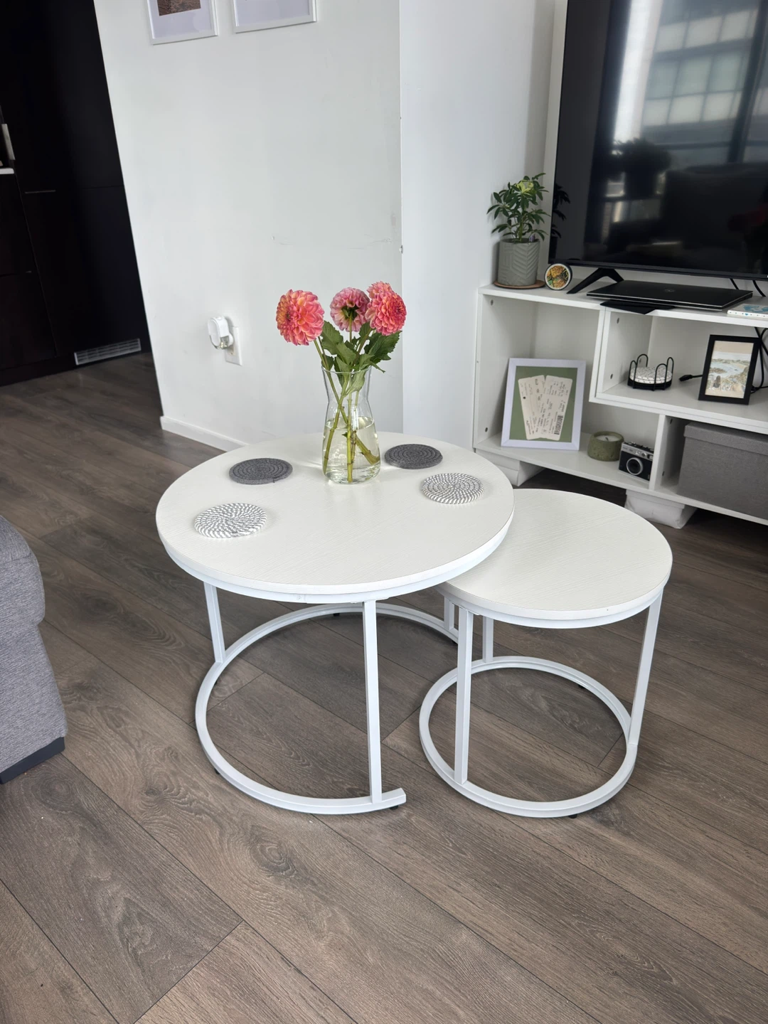 White wood nesting round coffee tables
