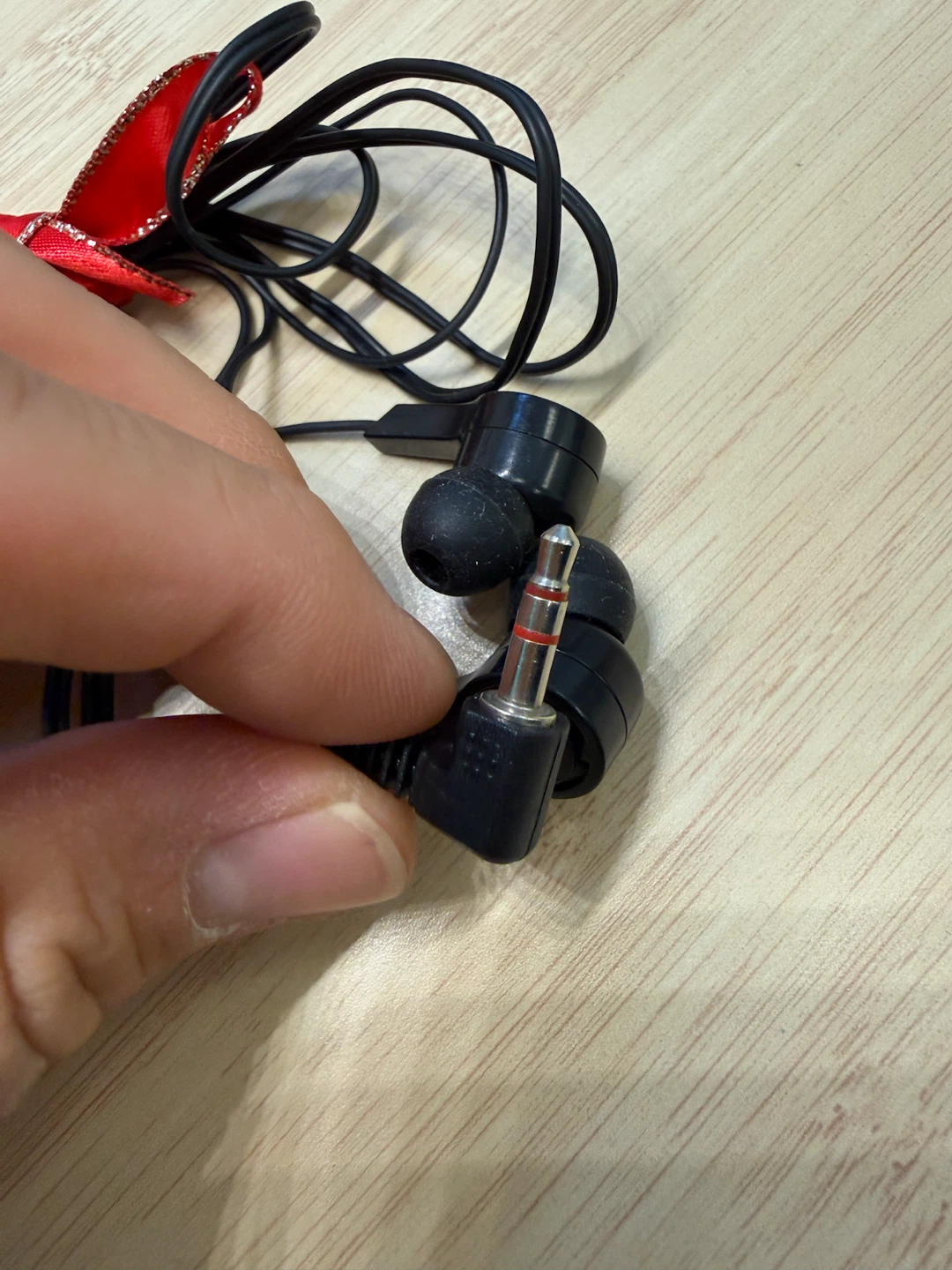 Black wired earphones with maple leaf logo - photo 2