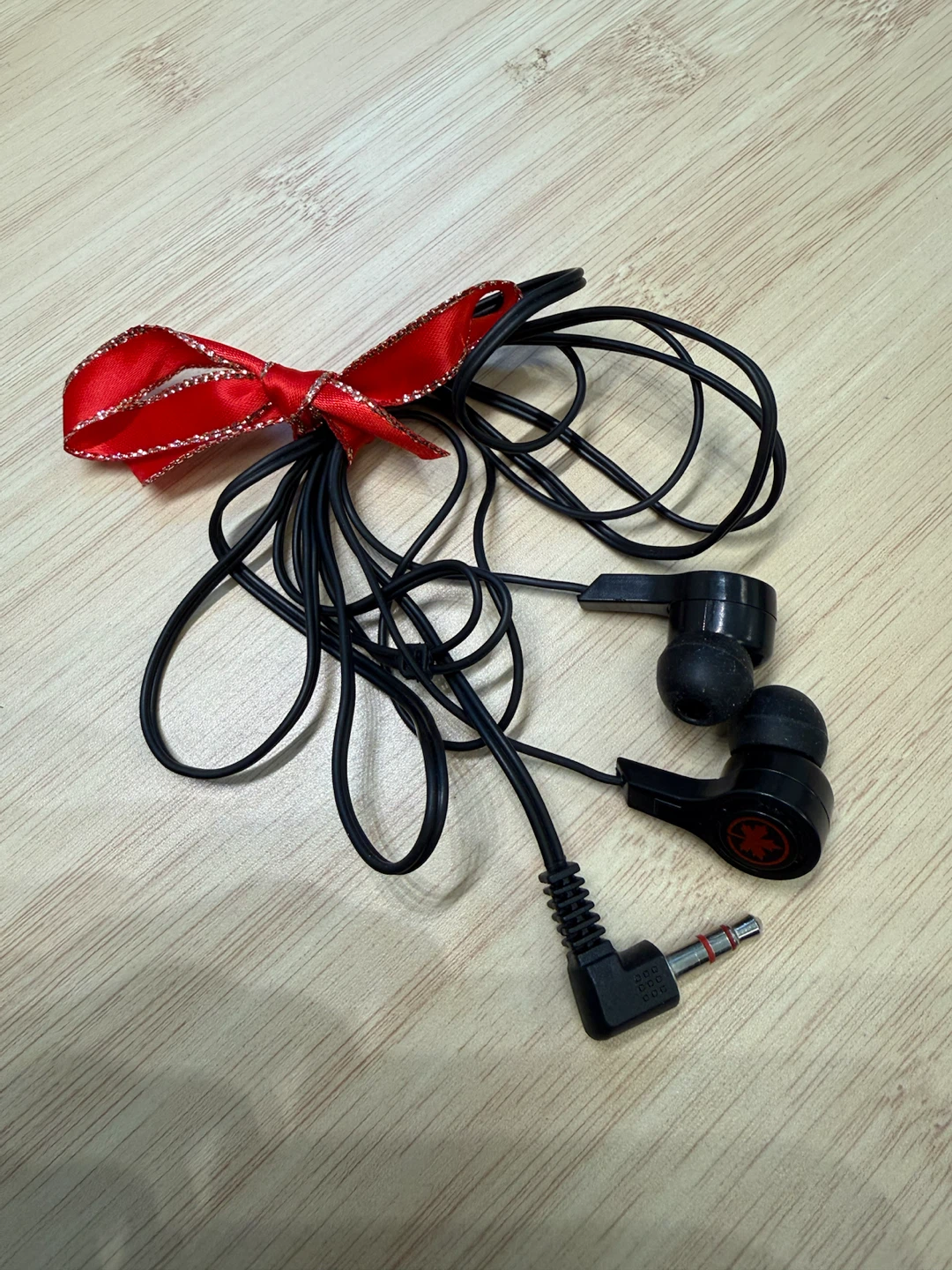 Black wired earphones with maple leaf logo - photo 4