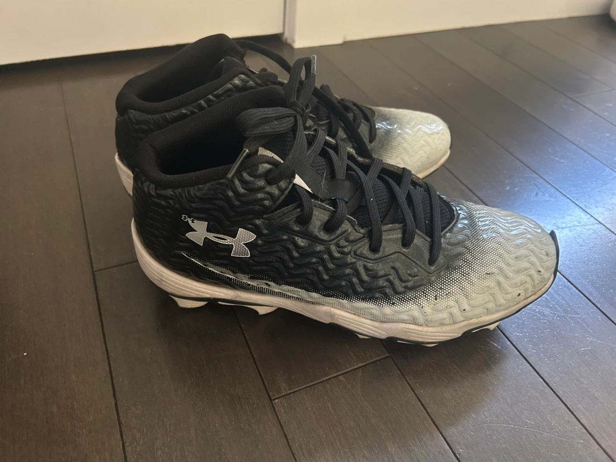 Under Armour Black and White Cleats - Size 7
