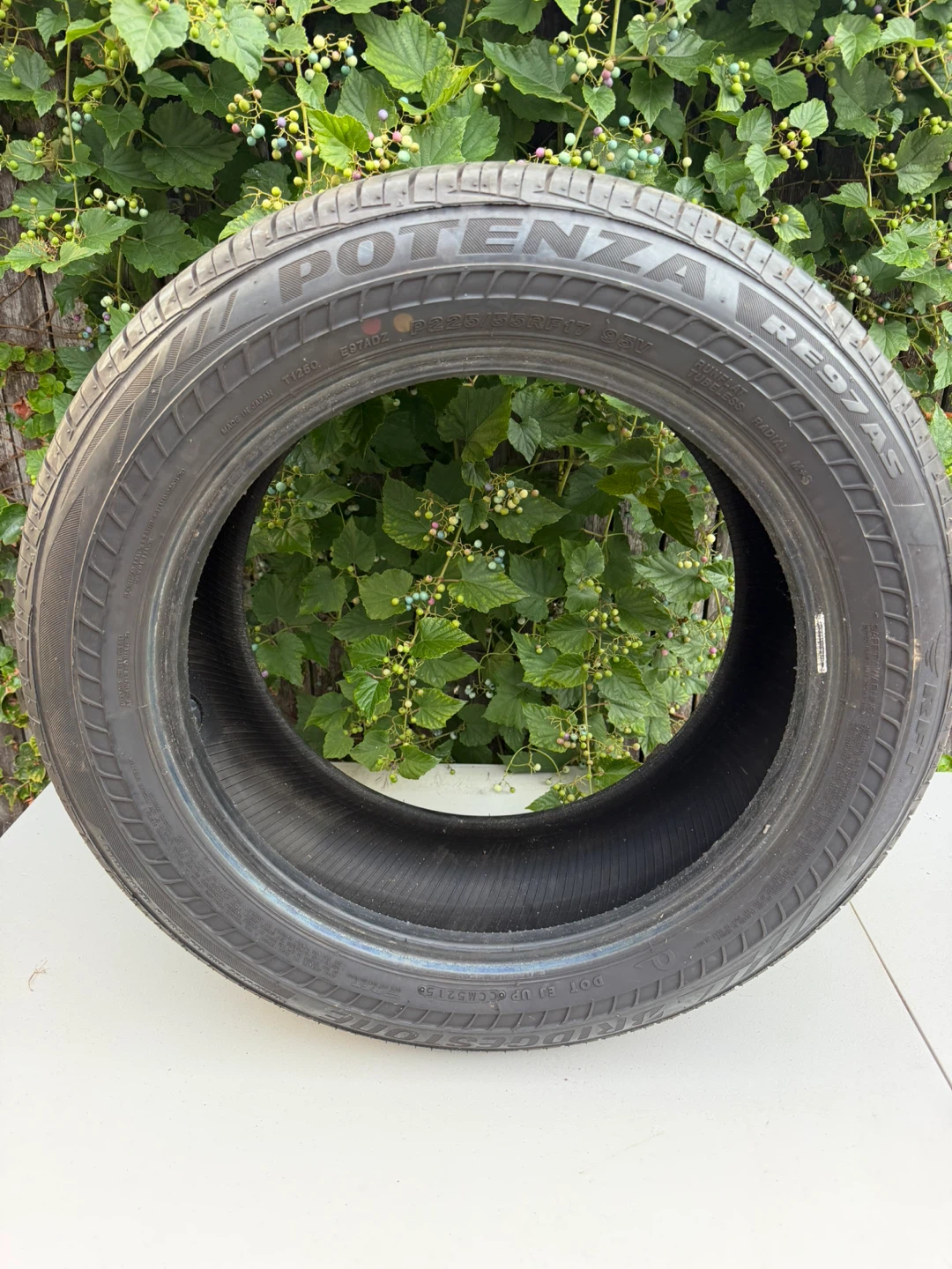 Bridgestone Potenza RE97AS 225/55RF17 Tire