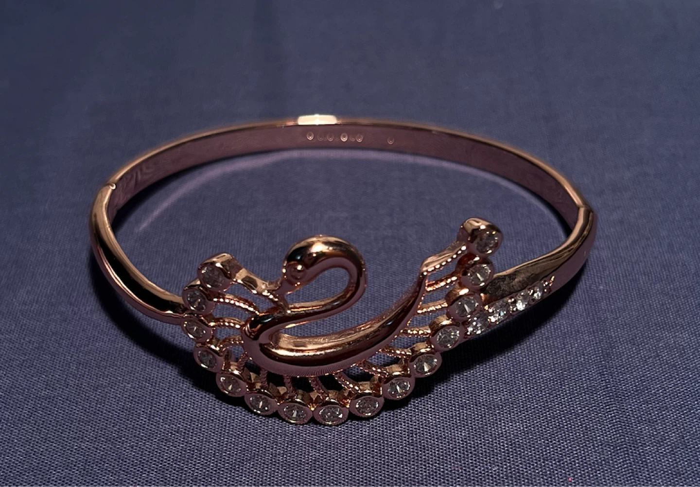 Rose gold tone swan hinged bangle bracelet - photo 2