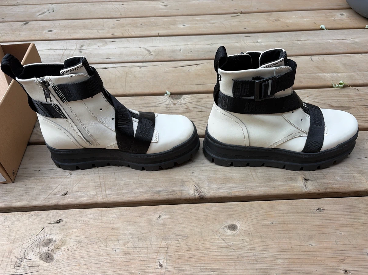 UGG women’s White Lug Sole Boots - photo 2