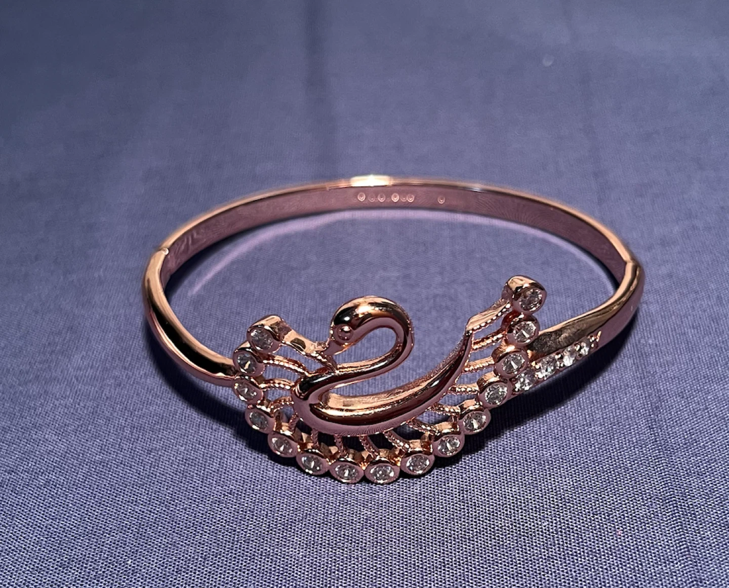 Rose gold tone swan hinged bangle bracelet - photo 3
