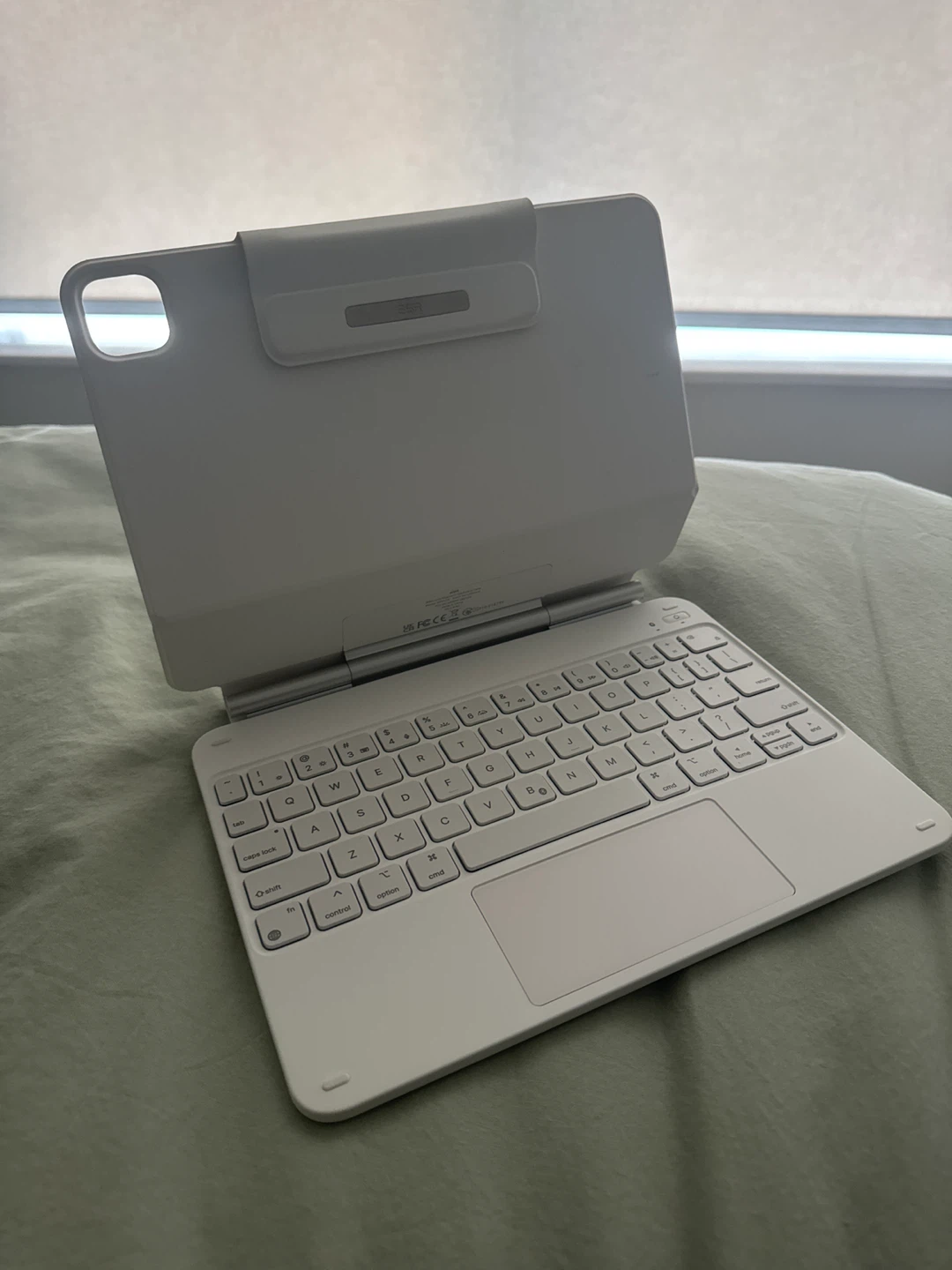 ESR White iPad Keyboard Case with Trackpad - photo 2