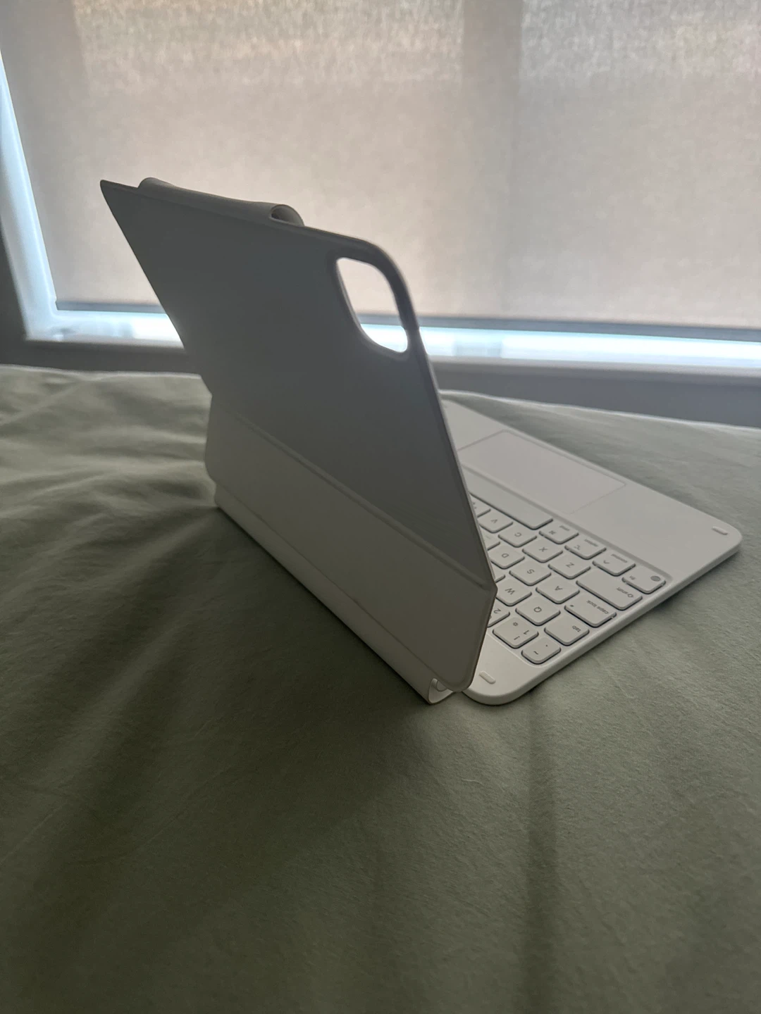 ESR White iPad Keyboard Case with Trackpad - photo 3