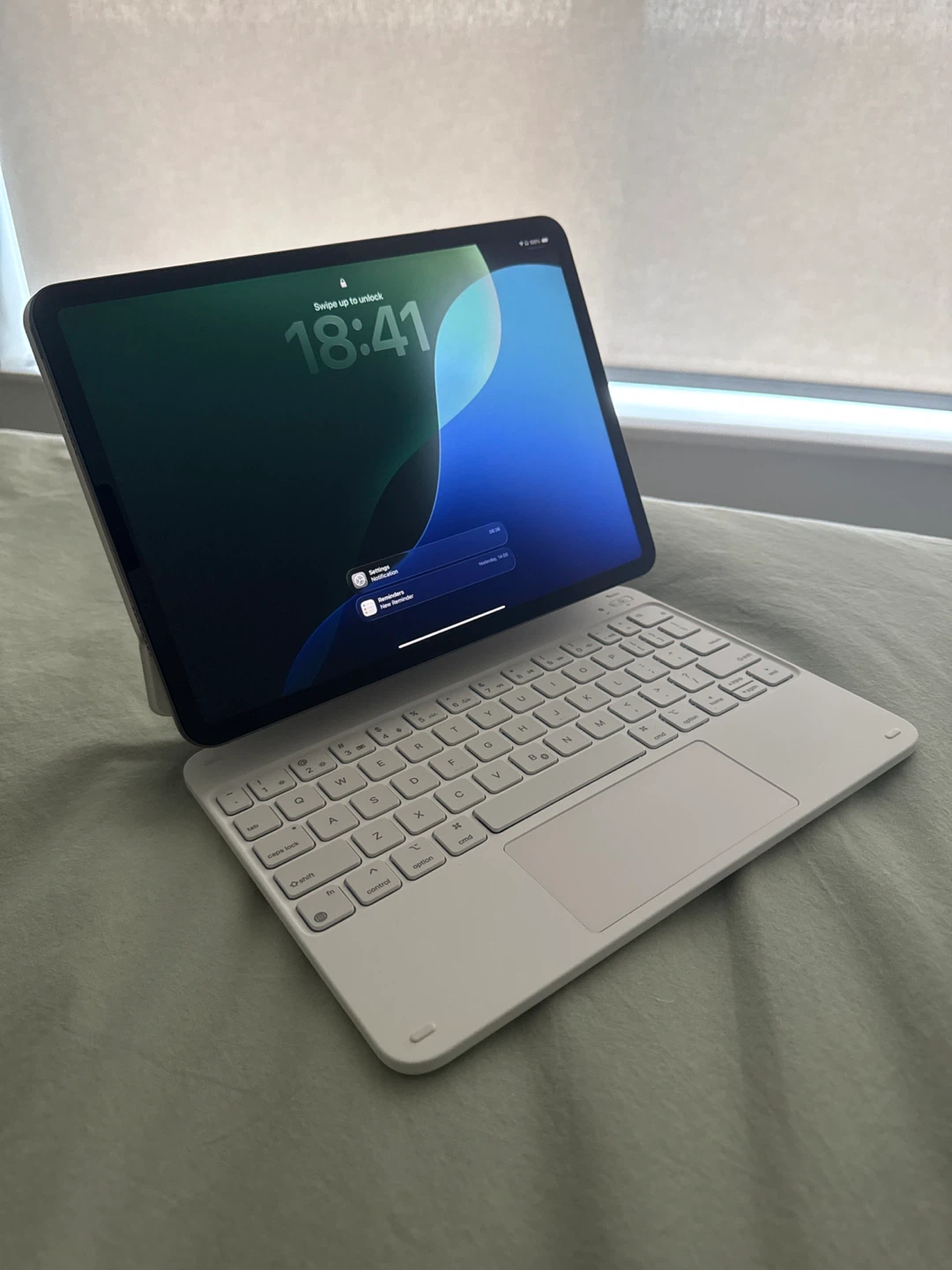 ESR White iPad Keyboard Case with Trackpad