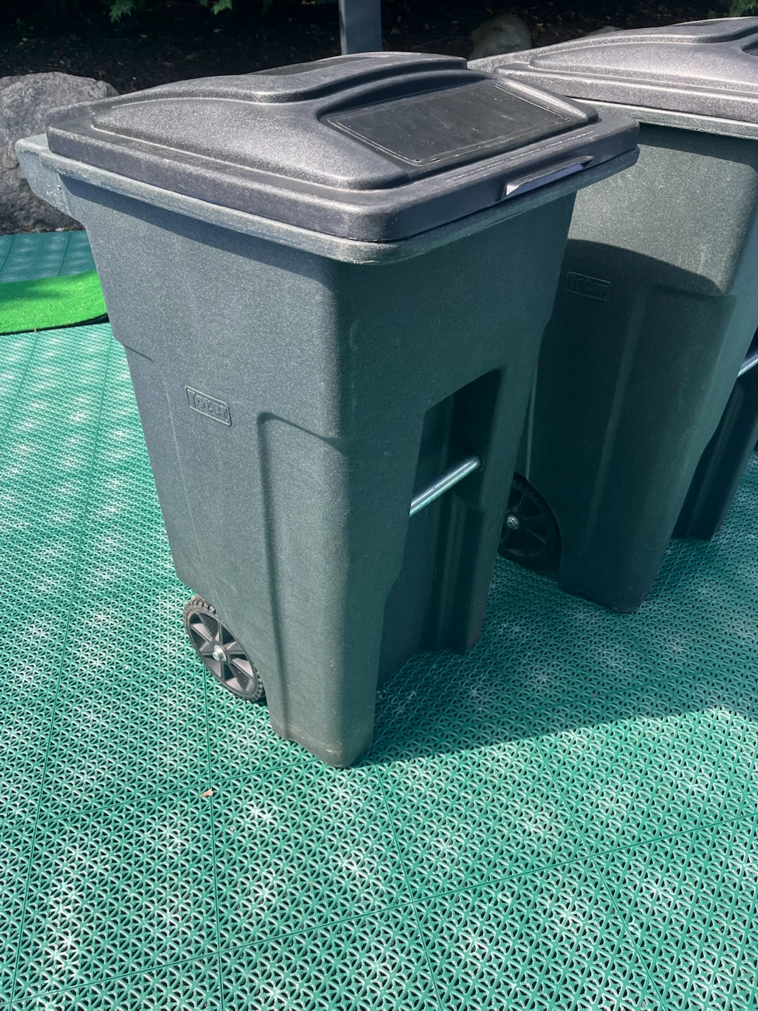 Toter 32-Gallon Wheeled Trash Can - photo 2