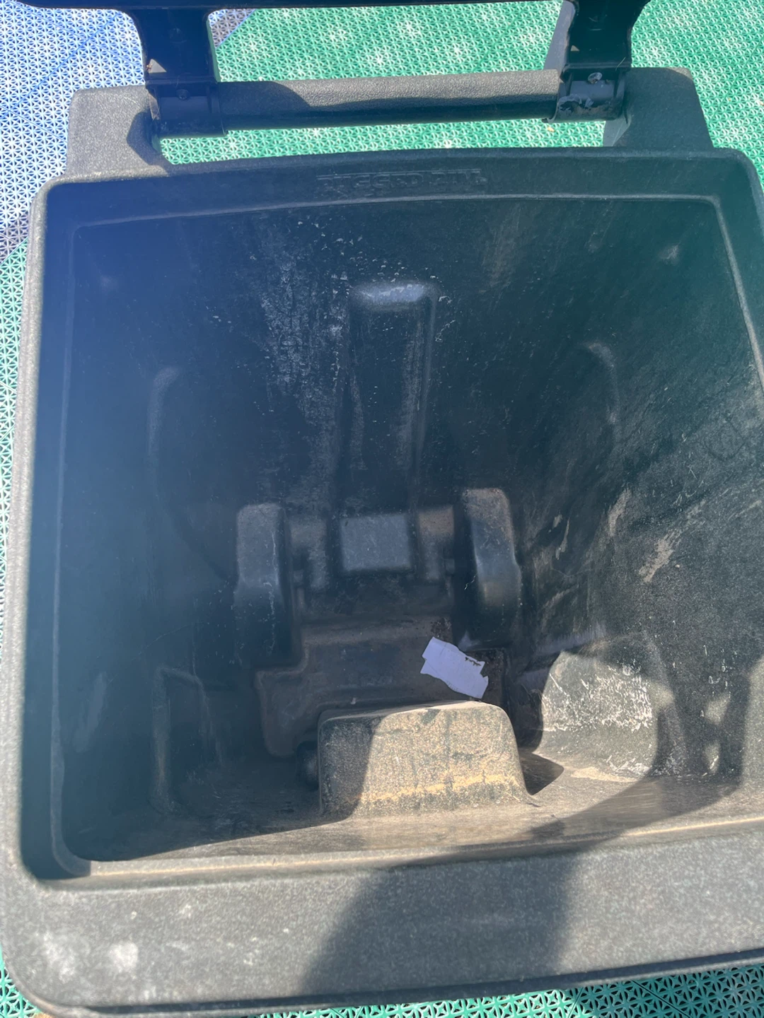 Toter 32-Gallon Wheeled Trash Can - photo 3