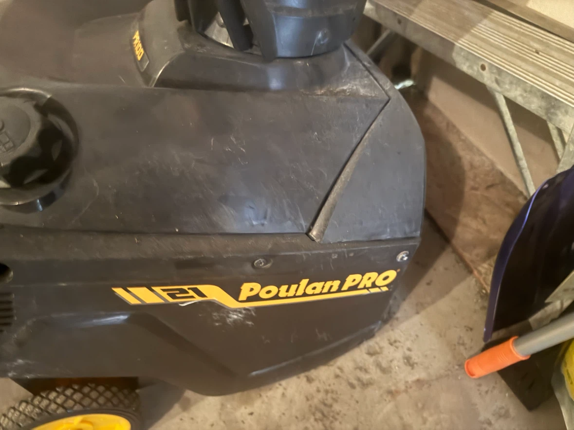 Poulin Pro Gas Snowblower. Excellent condition - photo 2