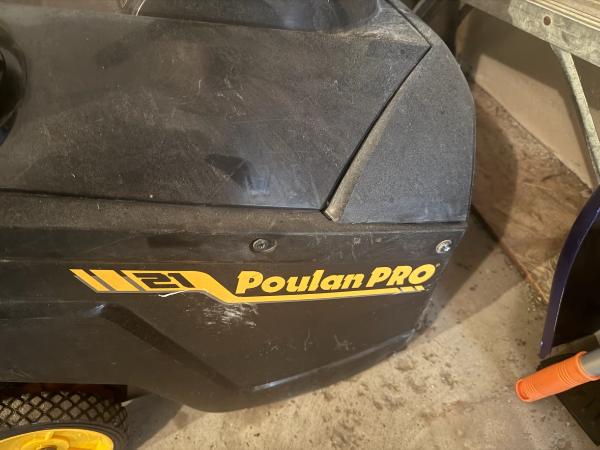 Poulin Pro Gas Snowblower. Excellent condition - photo 3