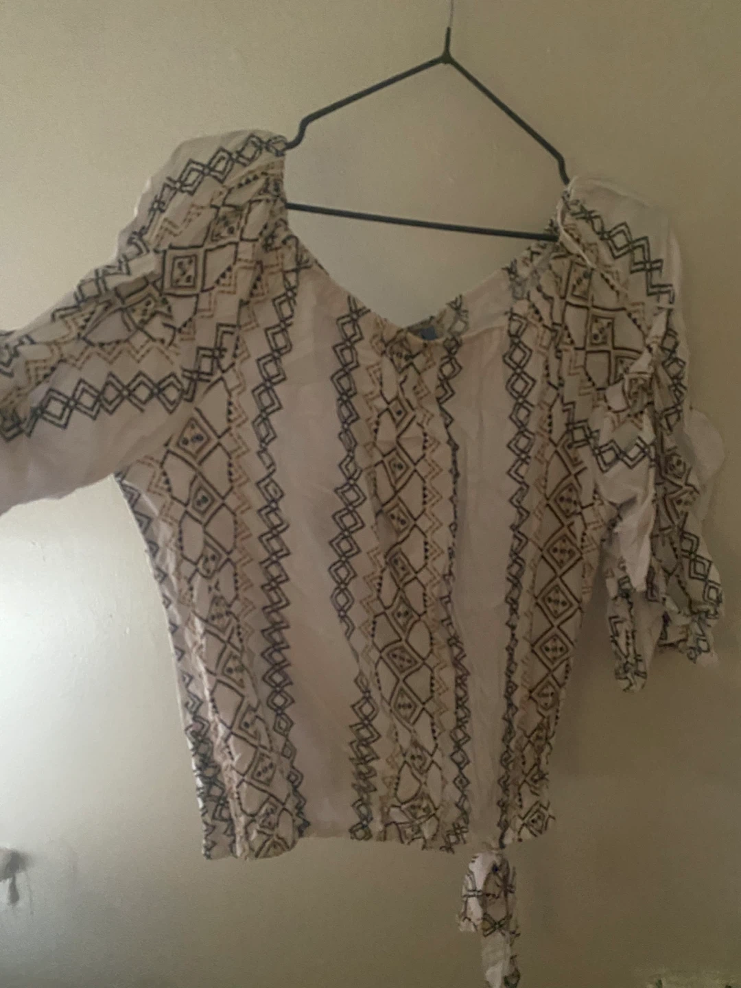Blusa de manga larga, color negro con blanco