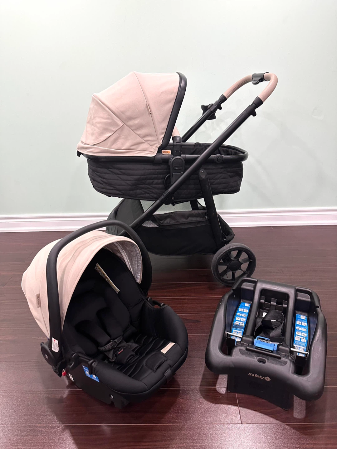Excellent Safety 1st stroller + car seat!