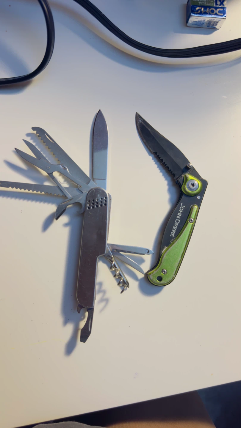 John Deere folding knife and multi-tool set