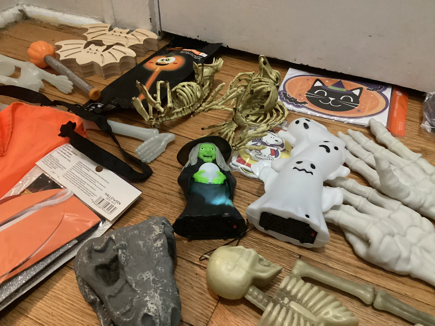 Assorted Halloween Decorations and Crafts Lot - photo 2