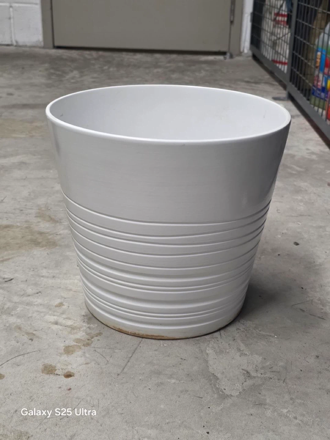 2 large plants pots