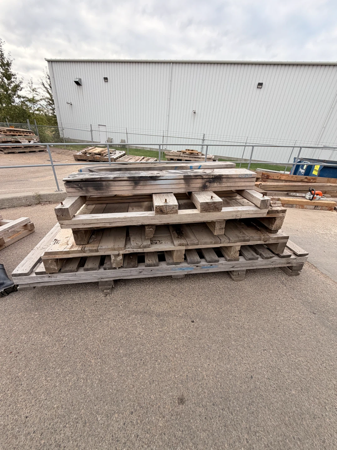 Heavy-Duty Industrial Wooden Pallets - photo 3