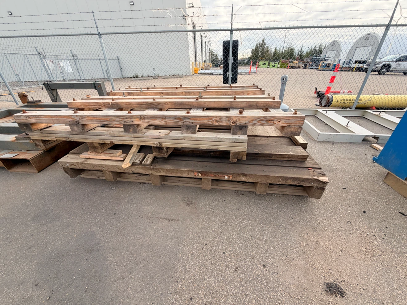Heavy-Duty Industrial Wooden Pallets - photo 4