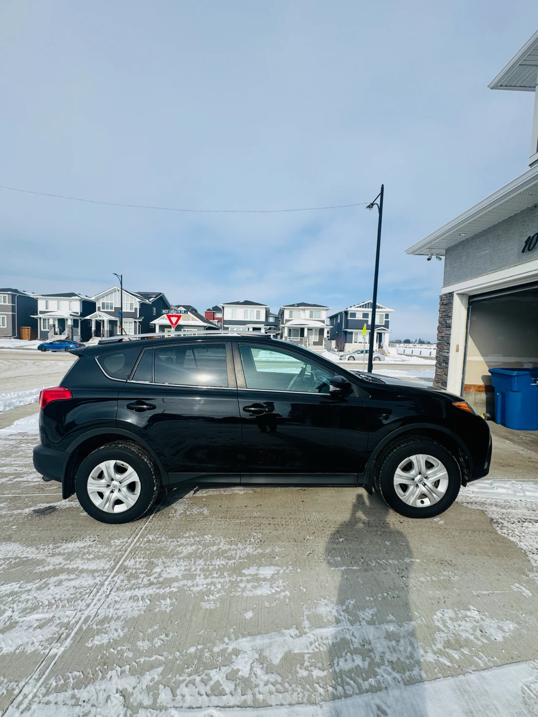 Toyota RAV4 LE - photo 2
