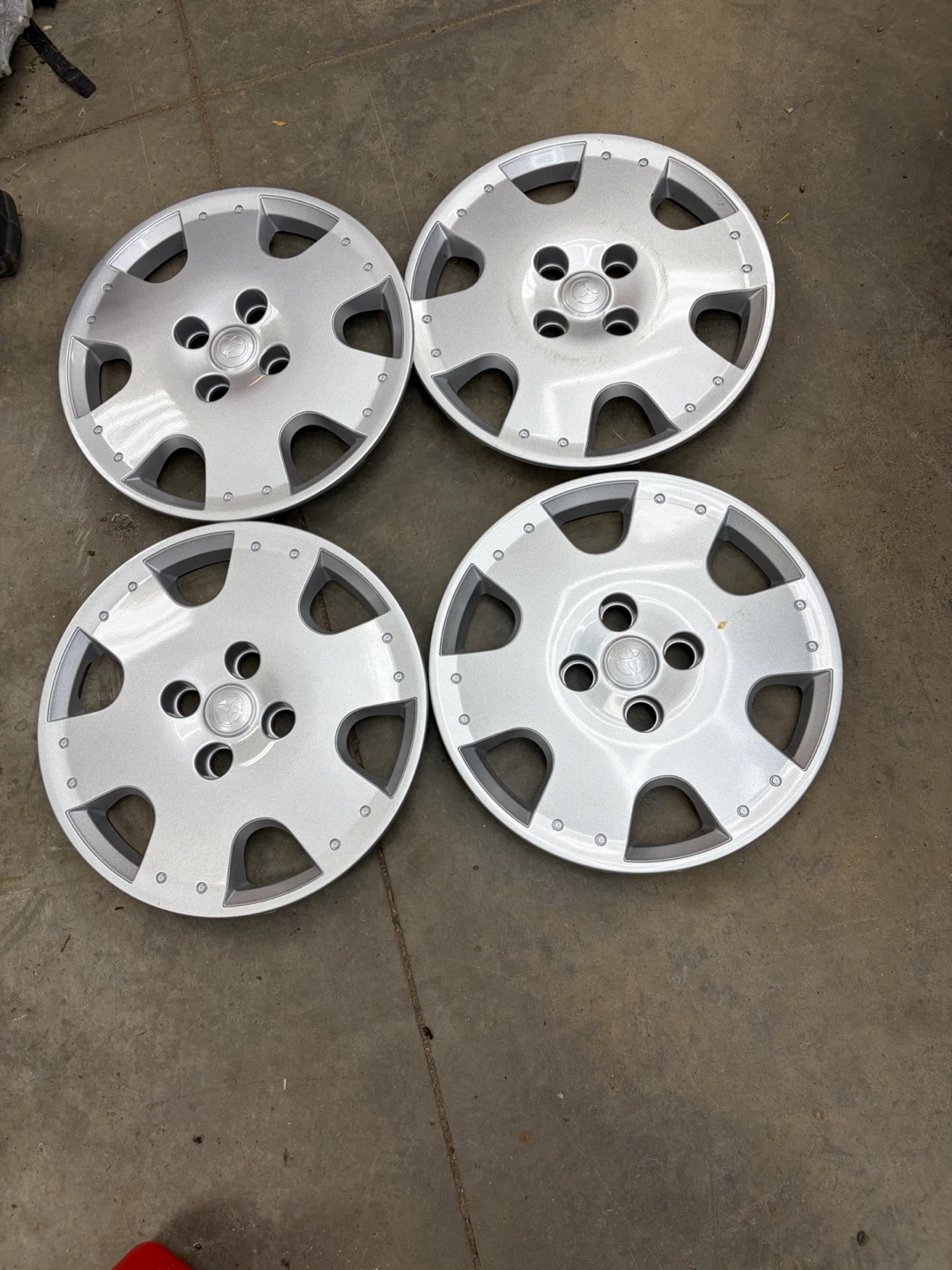 Set of 4 Toyota Wheel Covers - photo 4