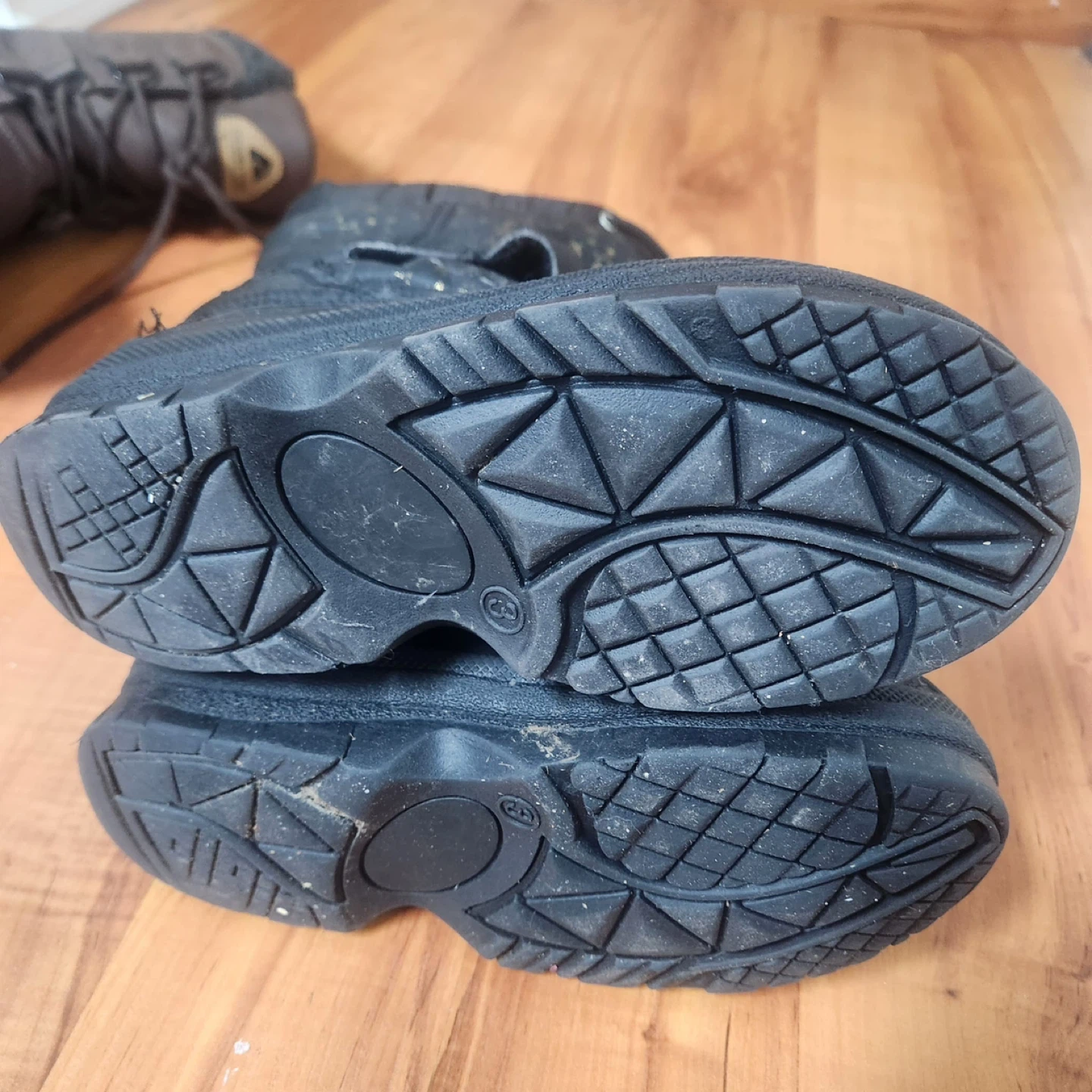 Black winter boots size 3