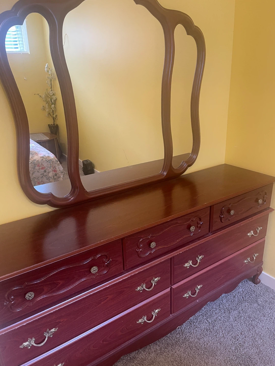 Vintage Style Bedroom Dresser with Mirror