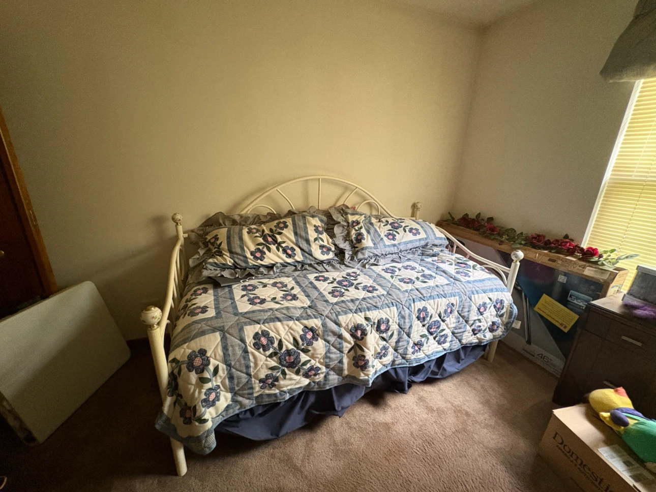 White Metal Daybed Frame
