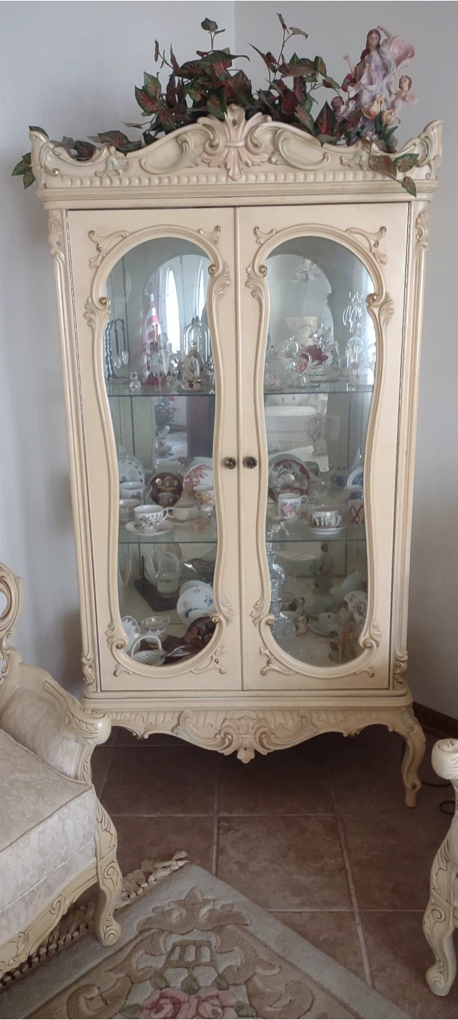 Cream Traditional Curio Cabinet