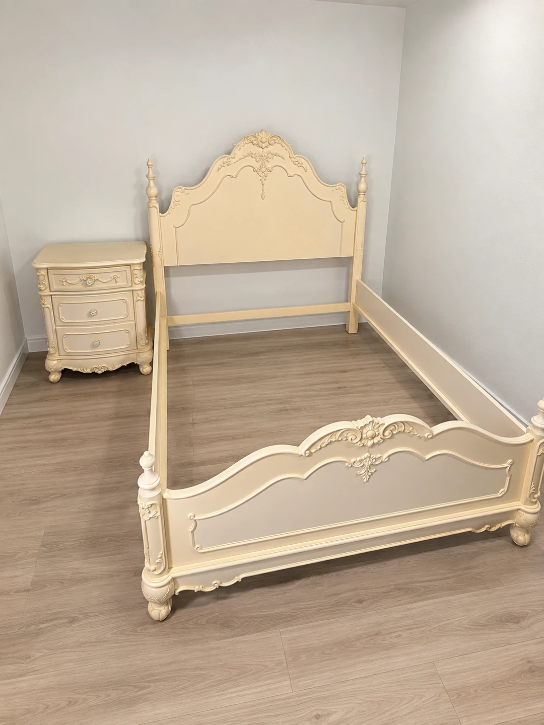 Shing Mark Enterprises Bed Frame and Nightstand