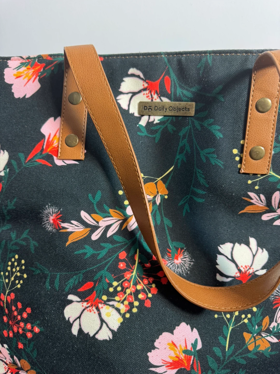 Daily Objects floral tote and round peacock bag - photo 3