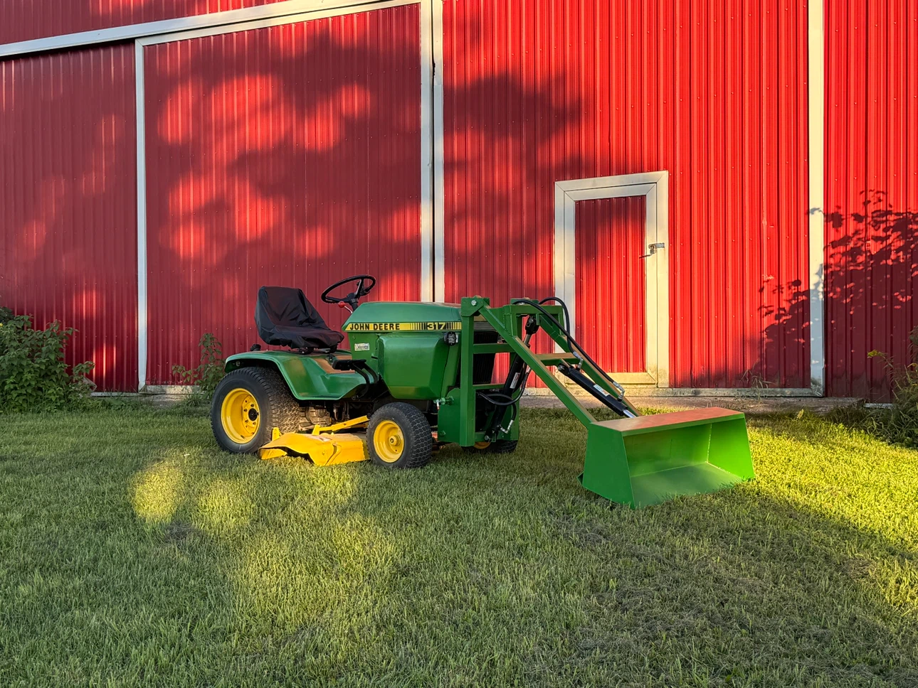John Deer 317 Tractor with loader and deck
