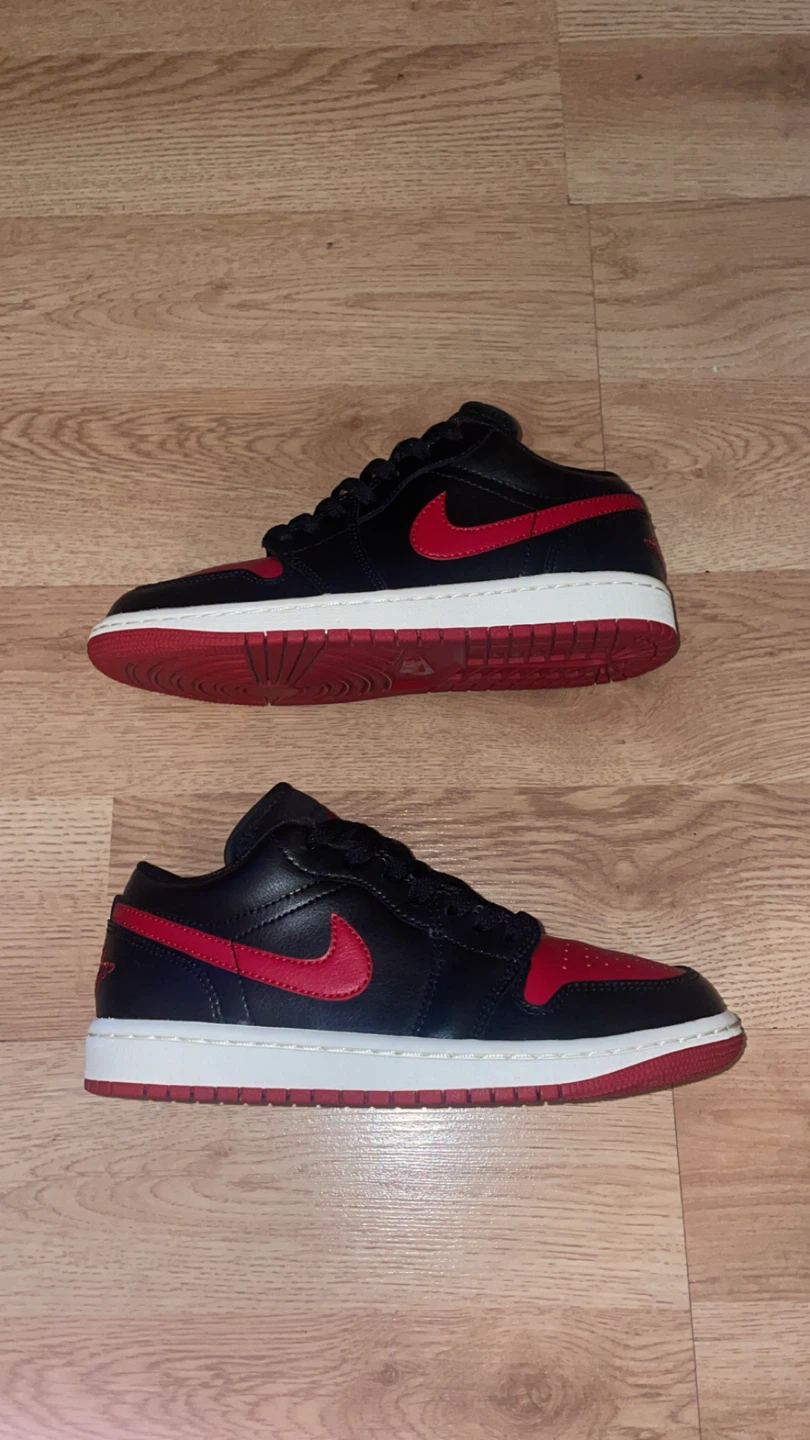 Size 5.5y Jordan 1 low 15$