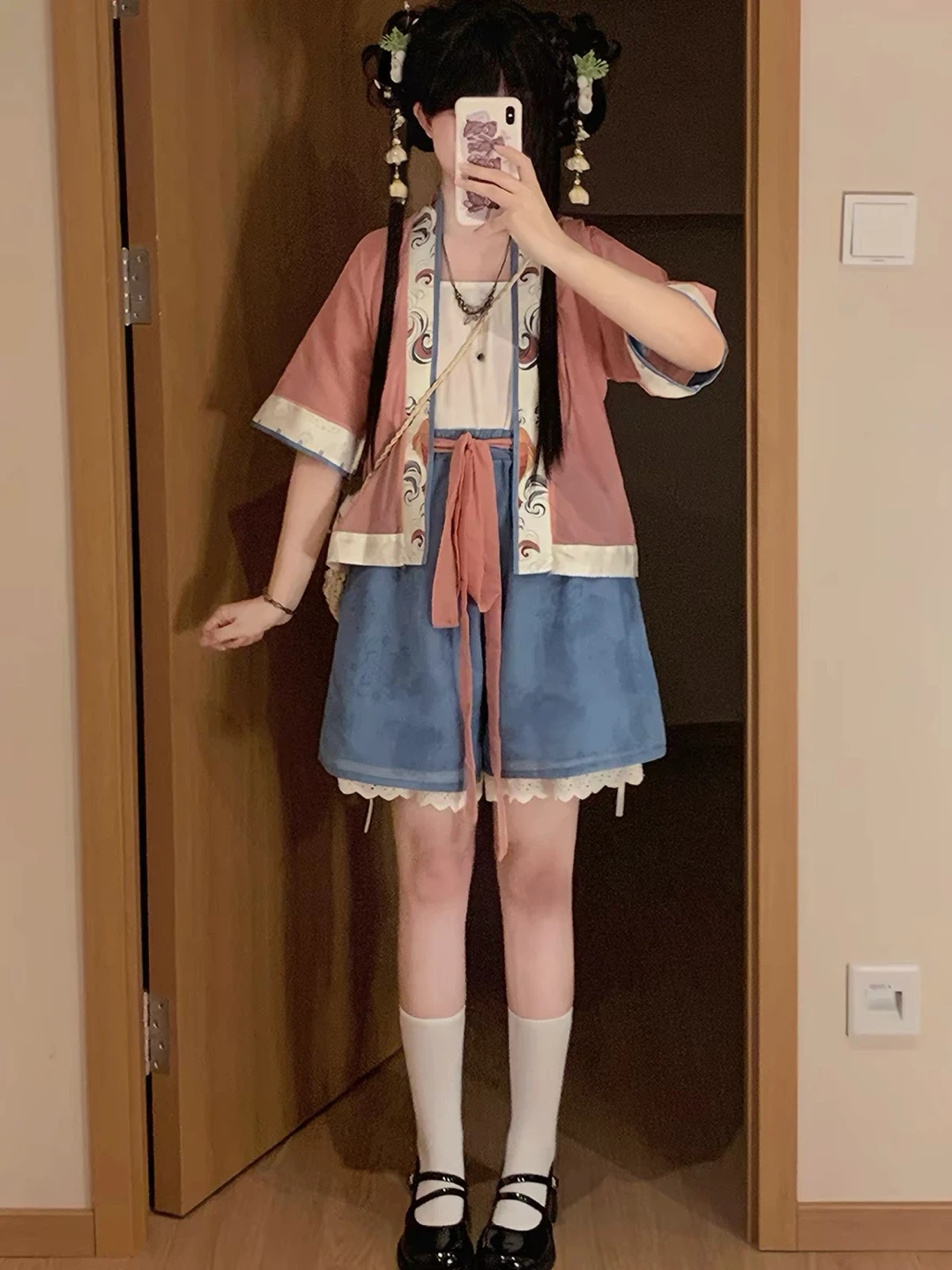 Traditional-style Hanfu outfit