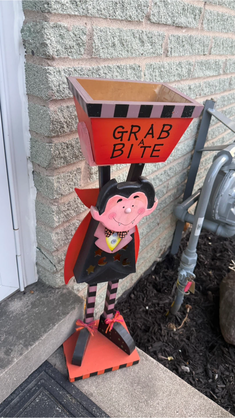 Halloween Vampire Candy Stand - photo 2