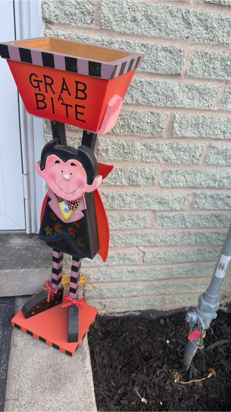 Halloween Vampire Candy Stand - photo 3