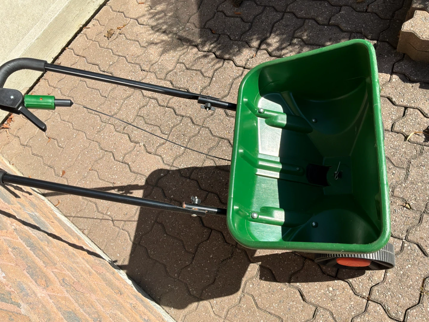 Scotts SpeedyGreen 3000 Broadcast Spreader - photo 2