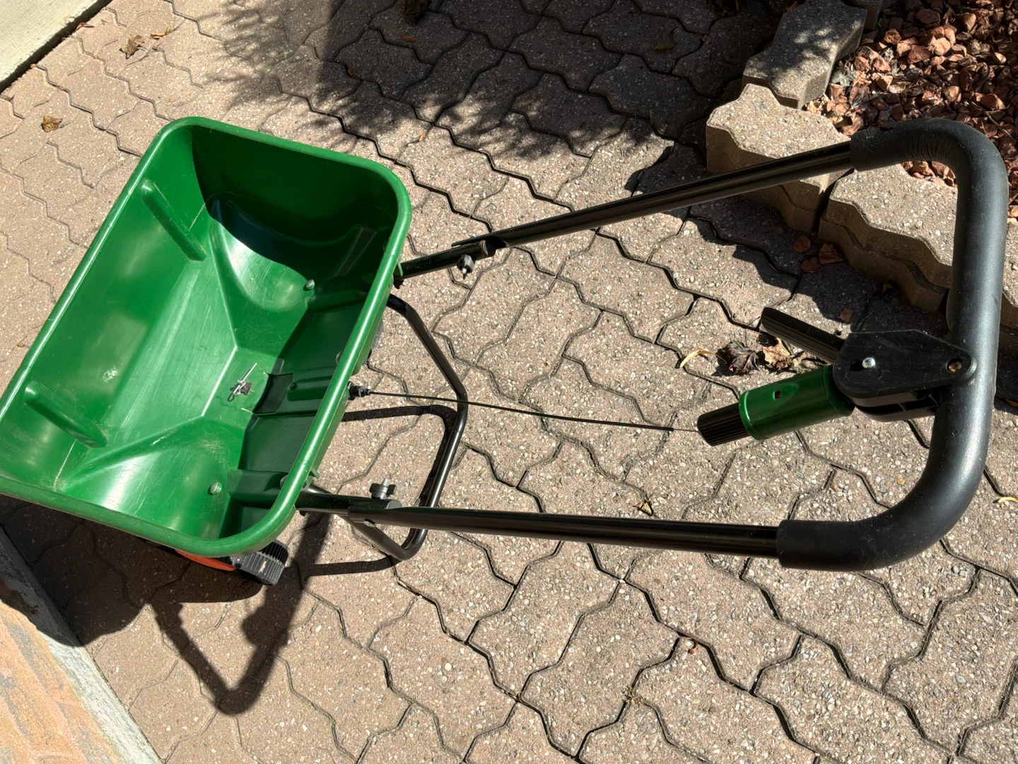 Scotts SpeedyGreen 3000 Broadcast Spreader - photo 3